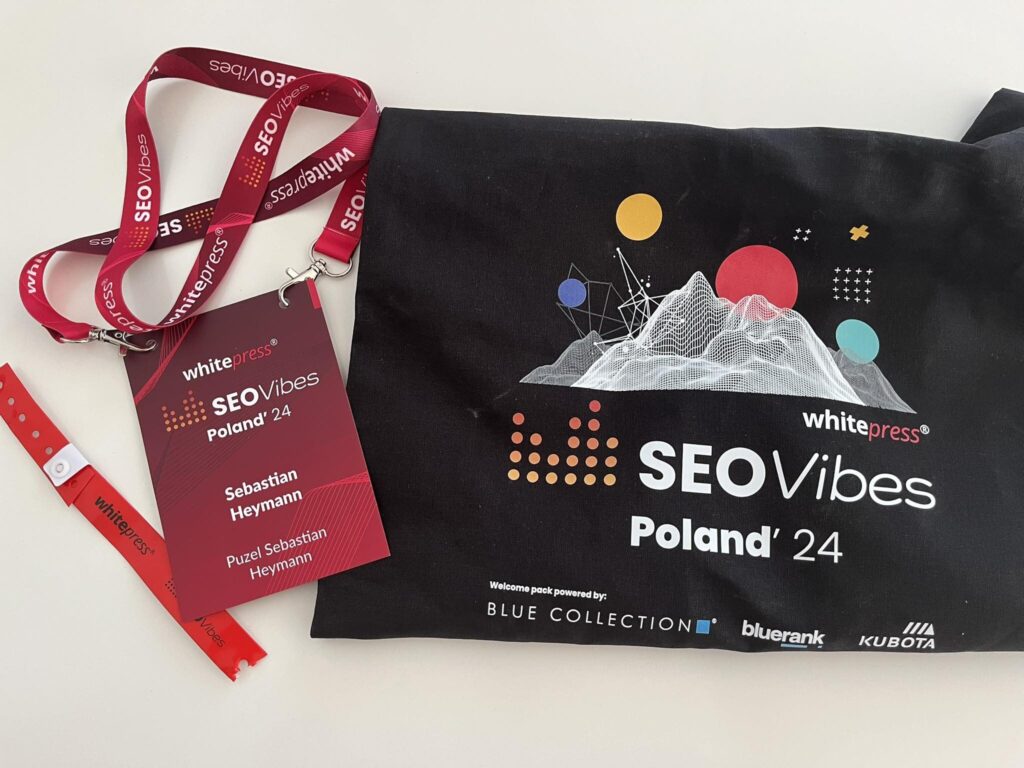 identyfikator, torebka i opaska z konferencji SEO Vibes Polska 2024